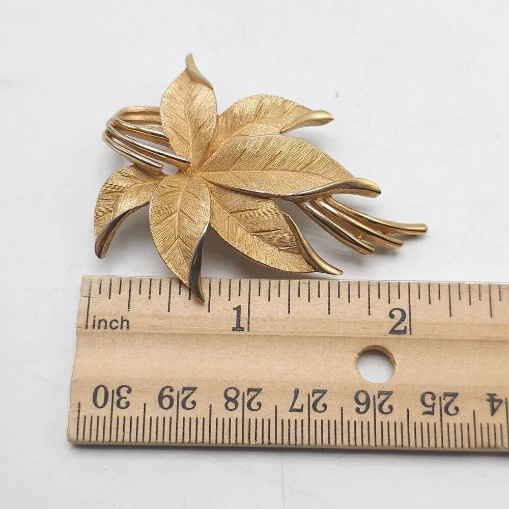 Vintage Crown Trifari Leaf Bushel Gold Tone Brush Textured Brooch Pin